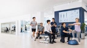 재활·운동 시설에서 트레이너와 회원이 운동하는 모습